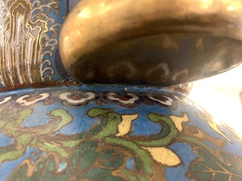 Een grote Chinese cloisonn&eacute; hu vaas met lotusslingers, gemerkt Qi Yu Bao Tung Chih Chen, 19e eeuw