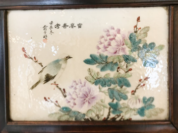 Une armoire en bois sculpt&eacute; orn&eacute;e de 23 plaques en porcelaine de Chine qianjiang cai, 19/20&egrave;me