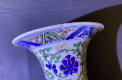 Une paire de vases en porcelaine de Chine wucai, marque de Xuande, R&eacute;publique