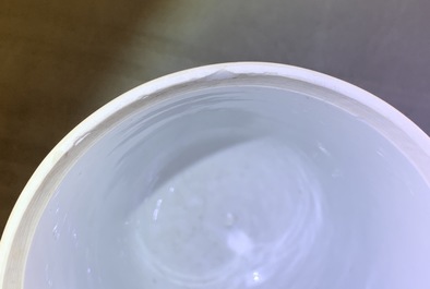 Un gobelet en porcelaine de Chine bleu et blanc d'apr&egrave;s un mod&egrave;le en argent, Kangxi