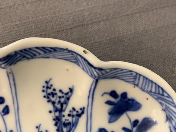 Une coupe en forme de feuille en porcelaine de Chine en bleu et blanc, Kangxi