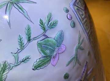 Une paire de grands vases en porcelaine de Chine famille verte &agrave; fond c&eacute;ladon, 19&egrave;me