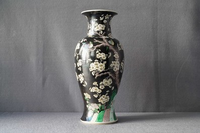 Un vase en porcelaine de Chine famille noire &agrave; d&eacute;cor d'oiseaux parmi fleurs, Kangxi