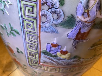 Une paire de grands vases en porcelaine de Chine famille verte &agrave; fond c&eacute;ladon, 19&egrave;me