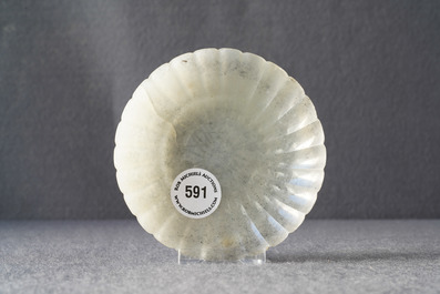 A Chinese incised Mughal style chalcedony 'chrysanthemum' dish, 19th C.