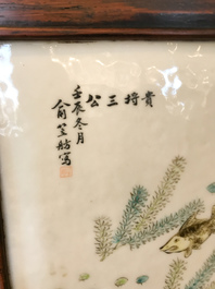 Een Chinese houten kast met 23 qianjiang cai plaquettes, 19/20e eeuw