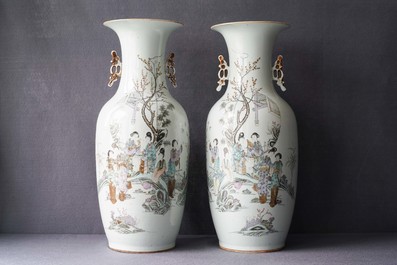 Deux paires de vases en porcelaine de Chine famille rose, 19/20&egrave;me