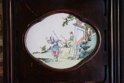 Un paravent en bois orn&eacute; de plaques en porcelaine de Chine famille rose, R&eacute;publique