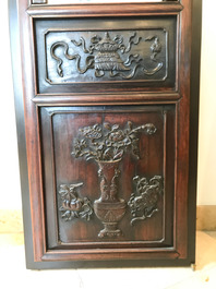 Une armoire en bois sculpt&eacute; orn&eacute;e de 23 plaques en porcelaine de Chine qianjiang cai, 19/20&egrave;me