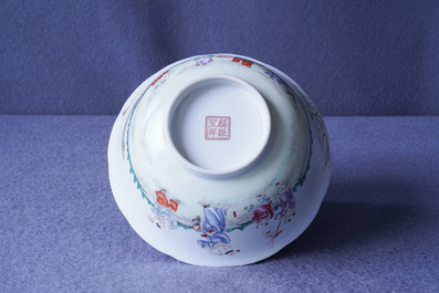 Un bol en porcelaine de Chine famille rose &agrave; d&eacute;cor de gar&ccedil;ons jouants, R&eacute;publique