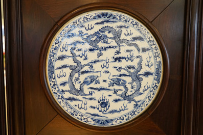 Een Chinees houten kamerscherm met blauw-witte plaquettes met draken, 19e eeuw