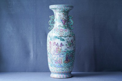 Un vase en porcelaine de Chine famille rose &agrave; d&eacute;cor d'immortels, 19&egrave;me