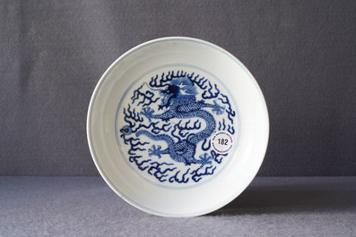 Een Chinees blauw-wit 'draken' bord, Guangxu merk en periode