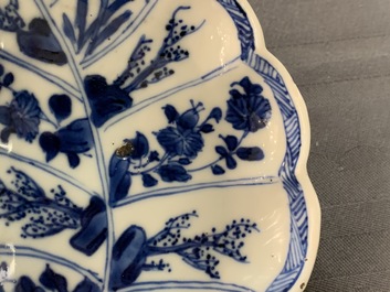 Une coupe en forme de feuille en porcelaine de Chine en bleu et blanc, Kangxi