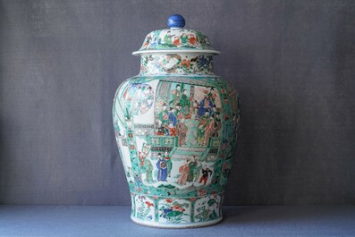 Une paire de grands vases couverts en porcelaine de Chine famille verte, Kangxi