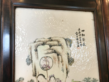 Een Chinese houten kast met 23 qianjiang cai plaquettes, 19/20e eeuw