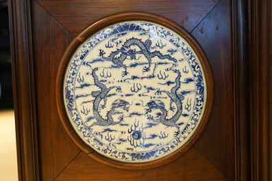 Een Chinees houten kamerscherm met blauw-witte plaquettes met draken, 19e eeuw