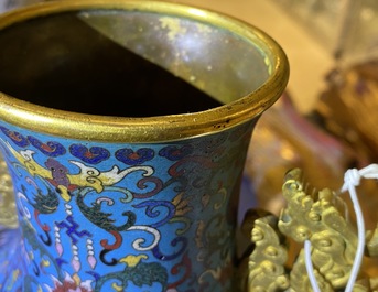 Een Chinese cloisonn&eacute; 'moonflask' vaas met herten en kraanvogels, Qianlong merk, 19e eeuw