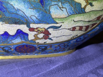 Un vase de forme 'moonflask' en &eacute;maux cloisonn&eacute;s, marque de Qianlong, 19&egrave;me