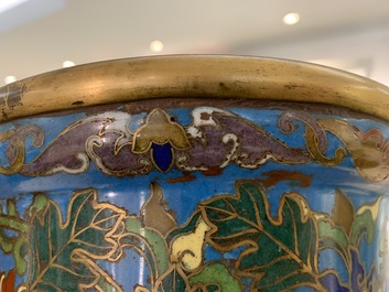 Een grote Chinese cloisonn&eacute; hu vaas met lotusslingers, gemerkt Qi Yu Bao Tung Chih Chen, 19e eeuw