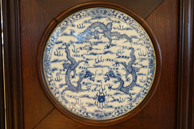 Un paravent en bois orn&eacute; de plaques en porcelaine de Chine en bleu et blanc, 19&egrave;me