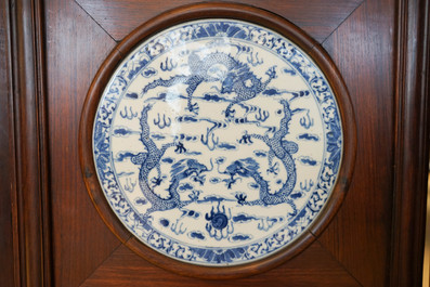 Un paravent en bois orn&eacute; de plaques en porcelaine de Chine en bleu et blanc, 19&egrave;me