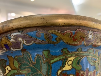 Een grote Chinese cloisonn&eacute; hu vaas met lotusslingers, gemerkt Qi Yu Bao Tung Chih Chen, 19e eeuw