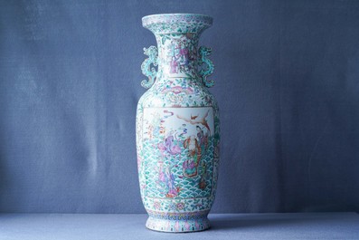 Un vase en porcelaine de Chine famille rose &agrave; d&eacute;cor d'immortels, 19&egrave;me