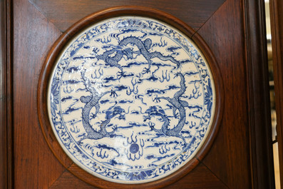 Een Chinees houten kamerscherm met blauw-witte plaquettes met draken, 19e eeuw