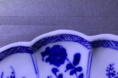 Une coupe en forme de feuille en porcelaine de Chine en bleu et blanc, Kangxi