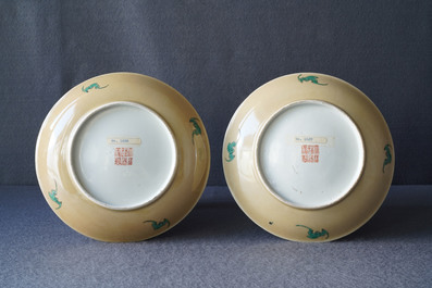 Une paire d'assiettes en porcelaine de Chine famille rose &agrave; fond caf&eacute;-au-lait, marque et &eacute;poque de Daoguang