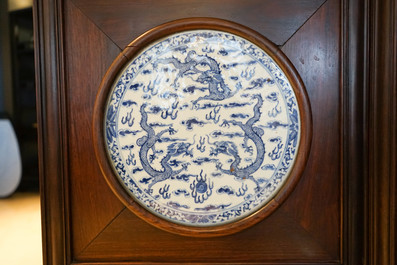 Een Chinees houten kamerscherm met blauw-witte plaquettes met draken, 19e eeuw