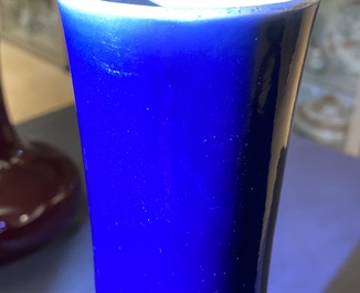 Un vase en porcelaine de Chine bleu monochrome, marque et &eacute;poque de Qianlong