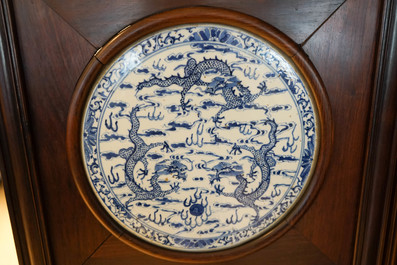 Een Chinees houten kamerscherm met blauw-witte plaquettes met draken, 19e eeuw