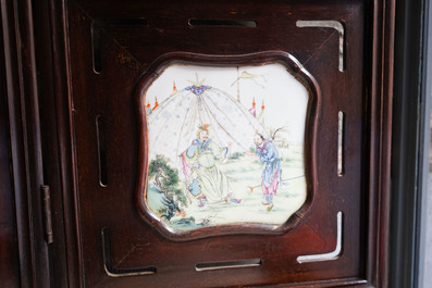 Een Chinees houten kamerscherm met famille rose 'Romance van de Westelijke Kamer' plaquettes, Republiek