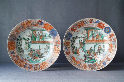 Une paire de plats en porcelaine de Chine famille verte, Kangxi