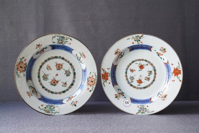 Quatre assiettes en porcelaine de Chine famille verte &agrave; d&eacute;cor de canards, Kangxi