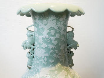 Un grand vase en porcelaine de Chine &agrave; d&eacute;cor en relief sur fond c&eacute;ladon, 19&egrave;me