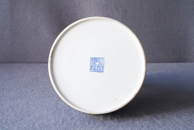 Une verseuse &agrave; deux anses en porcelaine de Chine en bleu et blanc, marque de Qianlong, 19/20&egrave;me