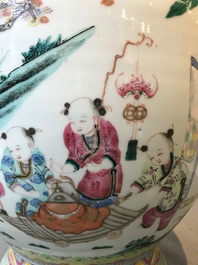 Un grand vase en porcelaine de Chine famille rose, 19&egrave;me