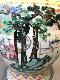 Un grand vase en porcelaine de Chine famille rose, 19&egrave;me