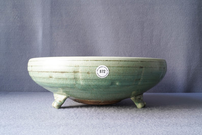 Een grote Chinese Longquan celadon driepotige wierookbrander, Ming