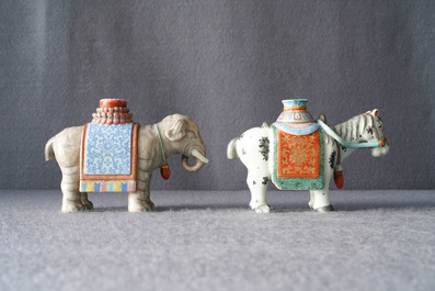 Twee Chinese famille rose modellen van een olifant en een paard, Qianlong