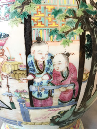 Un grand vase en porcelaine de Chine famille rose, 19&egrave;me