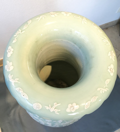 Een grote Chinese celadon vaas met witte slibversiering in reli&euml;f, 19e eeuw