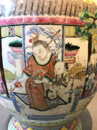 Un grand vase en porcelaine de Chine famille rose, 19&egrave;me