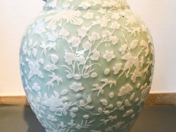 Un grand vase en porcelaine de Chine &agrave; d&eacute;cor en relief sur fond c&eacute;ladon, 19&egrave;me