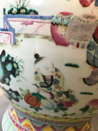 Un grand vase en porcelaine de Chine famille rose, 19&egrave;me