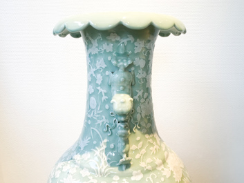 Un grand vase en porcelaine de Chine &agrave; d&eacute;cor en relief sur fond c&eacute;ladon, 19&egrave;me