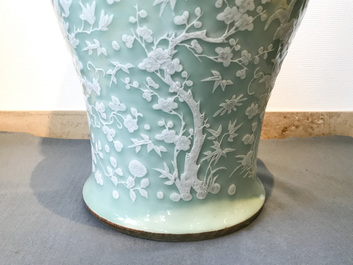 Een grote Chinese celadon vaas met witte slibversiering in reli&euml;f, 19e eeuw